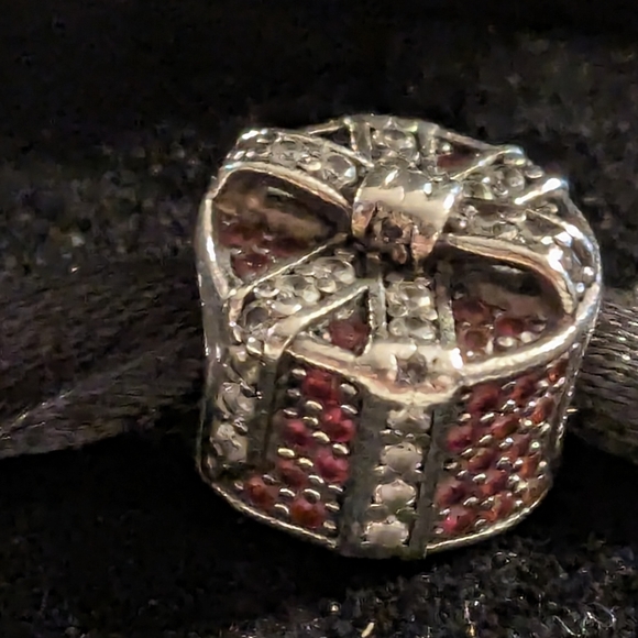 Pandora Christmas present charm - Picture 2 of 13